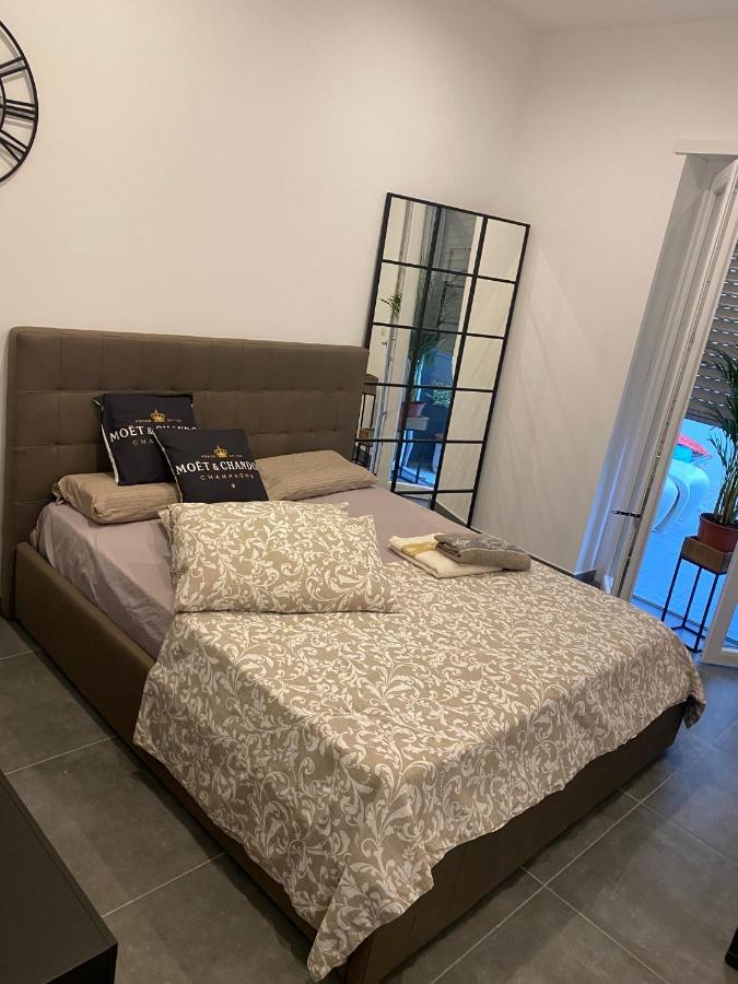 Decoluxe !Apartamento Con 1 Camera Da Letto , In Zona San Paolo , Via Martiniana Turin Bagian luar foto