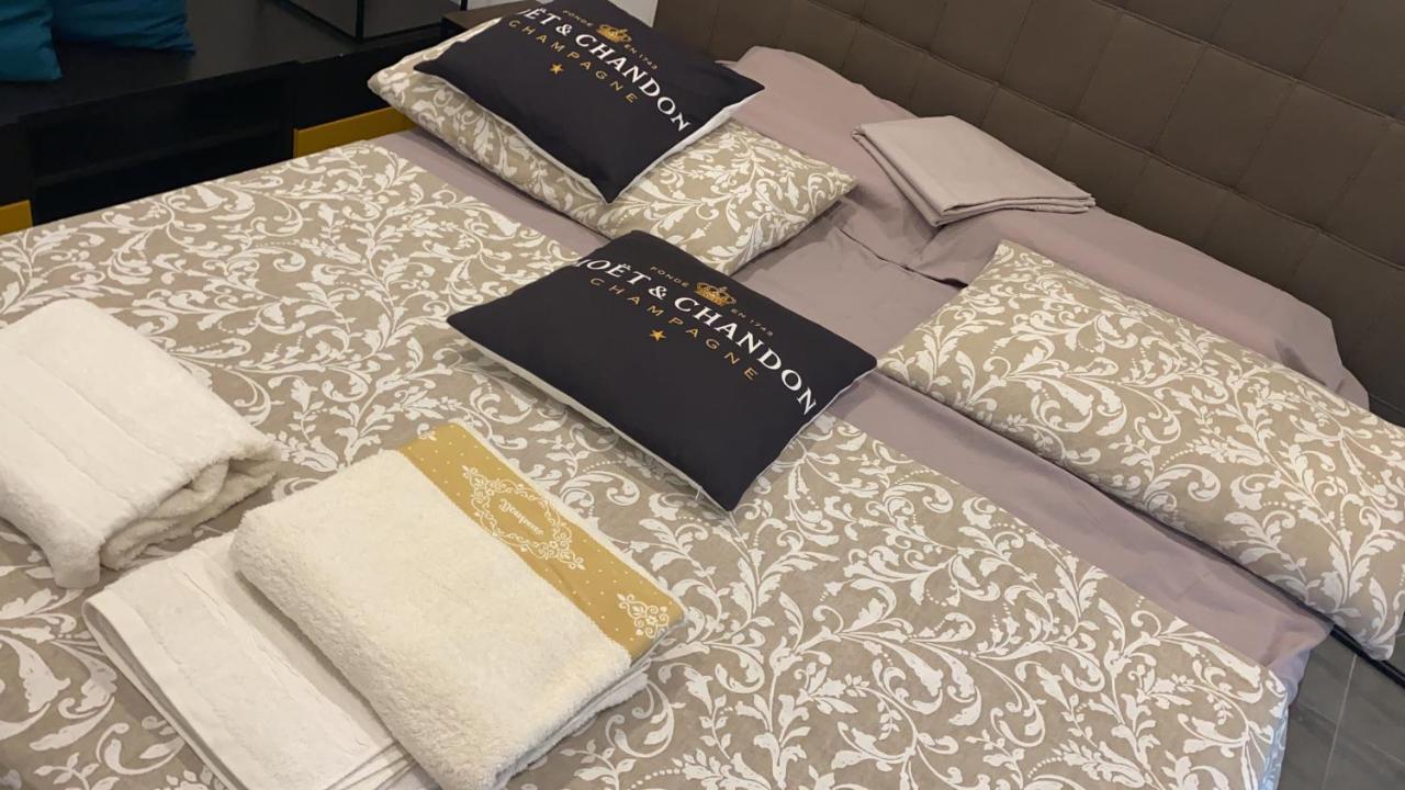 Decoluxe !Apartamento Con 1 Camera Da Letto , In Zona San Paolo , Via Martiniana Turin Bagian luar foto